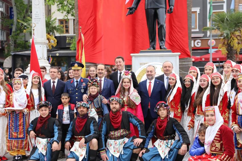 19 MAYIS COŞKUSUYLA  ULU ÖNDER ATATÜRK'E MİNNET VE SAYGIYLA...