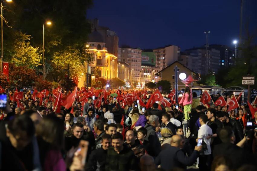 19 MAYIS COŞKUSUYLA  ULU ÖNDER ATATÜRK'E MİNNET VE SAYGIYLA...