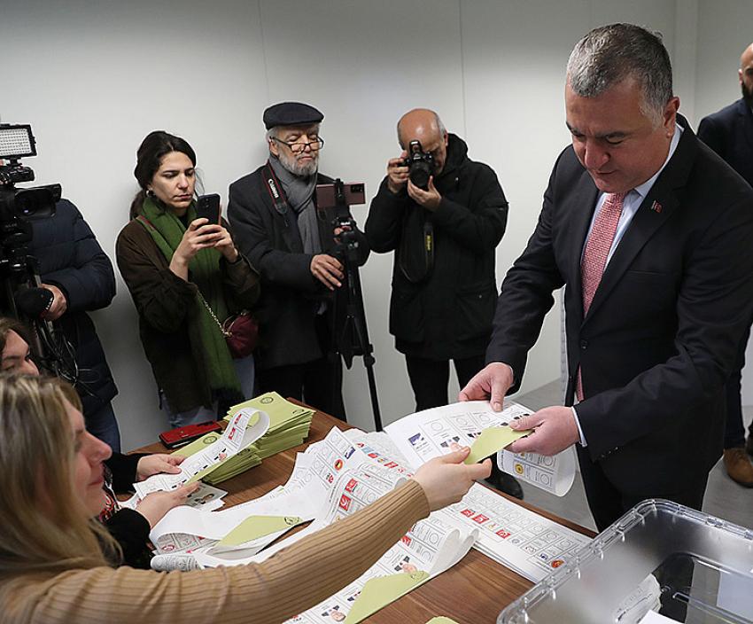 Yurt dışına kayıtlı seçmenler oy vermeye başladı