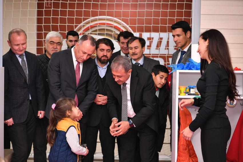 VALİ ŞILDAK, GSB YURTLARINDA KALAN DEPREMZEDE AİLELERİ ZİYARET ETTİ