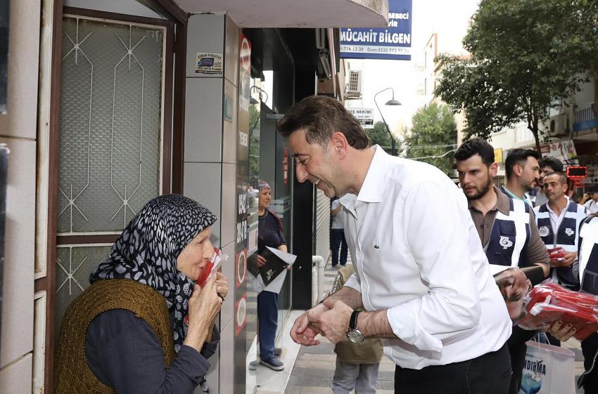 Bayrak ve Atatürk posterleri Başkan Tosun’dan