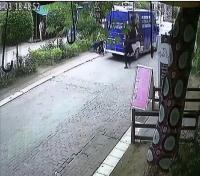 AK PARTİ'NİN SEÇİM ARACINA SALDIRI!