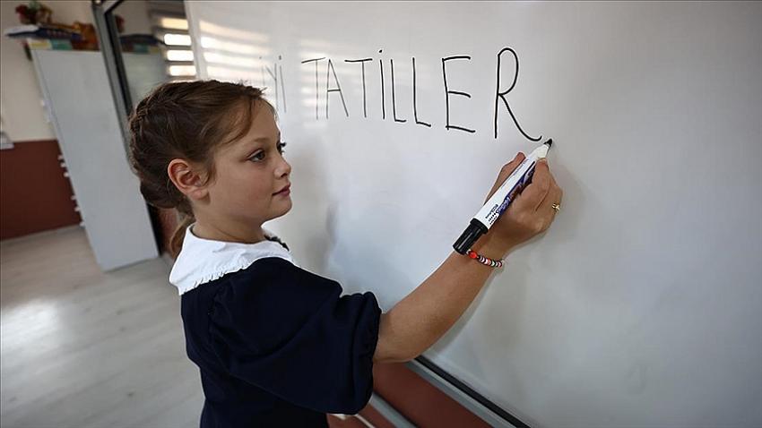 19 milyon öğrenci karnesini alarak yaz tatiline girdi